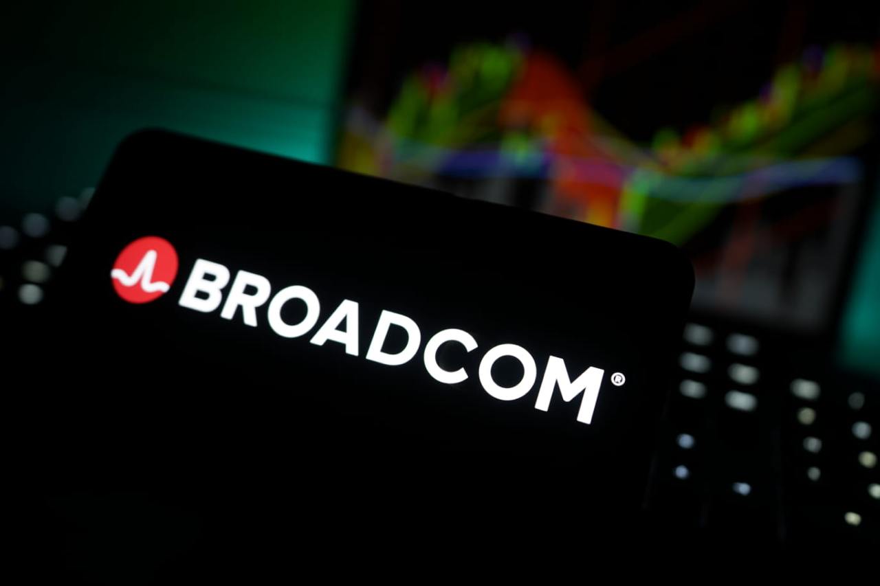 Analysts set Broadcom (AVGO) price target